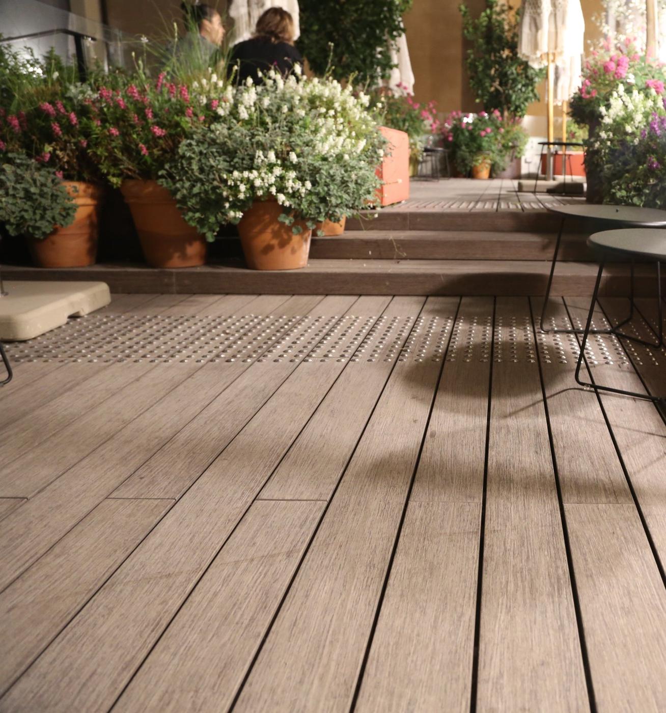 Sàn tre ngoài trời tại khu terrace